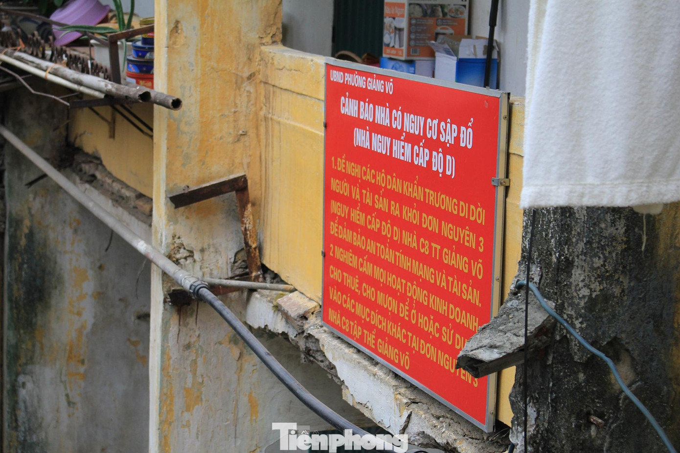 Trong đó có các khu tập thể: Nghĩa Tân (quận Cầu Giấy), Thành Công, Giảng Võ, Ngọc Khánh (quận Ba Đình), Kim Liên, Trung Tự, Khương Thượng, Hào Nam (quận Đống Đa)... Trong đó có các khu tập thể: Nghĩa Tân (quận Cầu Giấy), Thành Công, Giảng Võ, Ngọc Khánh (quận Ba Đình), Kim Liên, Trung Tự, Khương Thượng, Hào Nam (quận Đống Đa)...