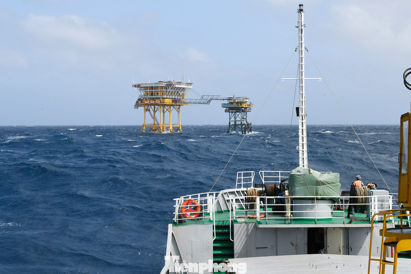 Từ ngày 1/1 đến 16/1/2025, đoàn công tác của Bộ Tư lệnh vùng 2 Hải quân cùng các phóng viên báo chí đến từ mọi miền Tổ quốc đã có chuyến công tác đi thăm, chúc Tết cán bộ, chiến sĩ đang đóng trên các nhà giàn DK1, Trạm 590, tàu trực và các cơ quan dân - chính - đảng huyện Côn Đảo, nhân dịp Tết Nguyên đán Ất Tỵ 2025.