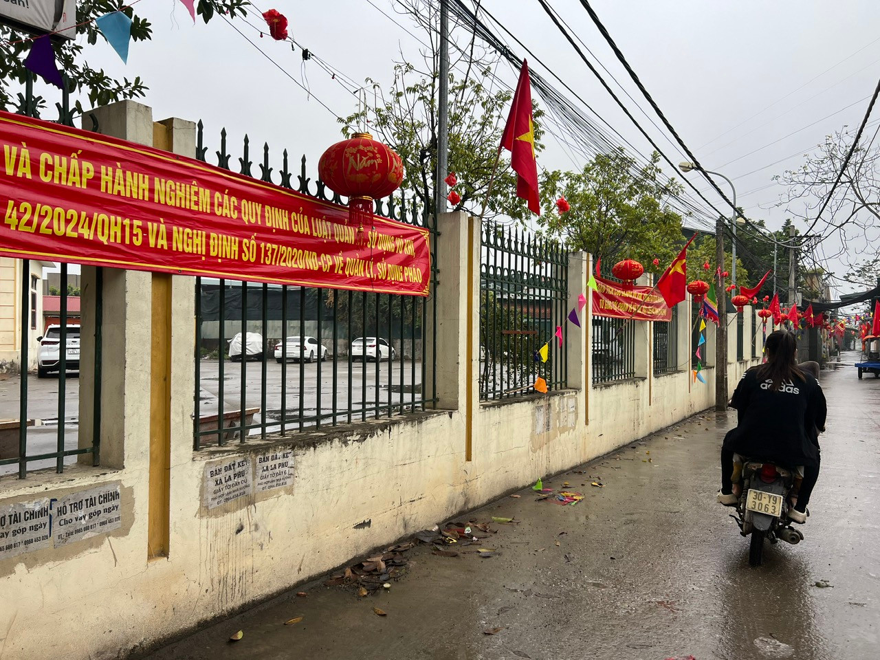 Người dân cho rằng, mở tuyến đường này sẽ gây lãng phí do đường quy hoạch đi vào chính giữa nhà văn hóa. Trong khi nhà văn hóa cho cả 3 thôn mới đầu tư hàng tỷ đồng ngân sách nhà nước cải tạo khuôn viên.