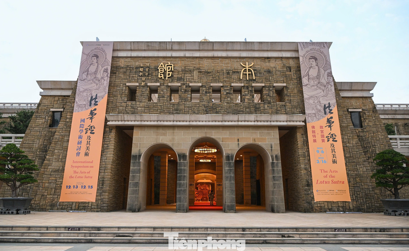 Sau khi đi hết đại lộ, du khách tiến vào khu vực sảnh chính của bảo tàng, bên trong có nhiều khu tham quan riêng biệt theo từng chủ đề.