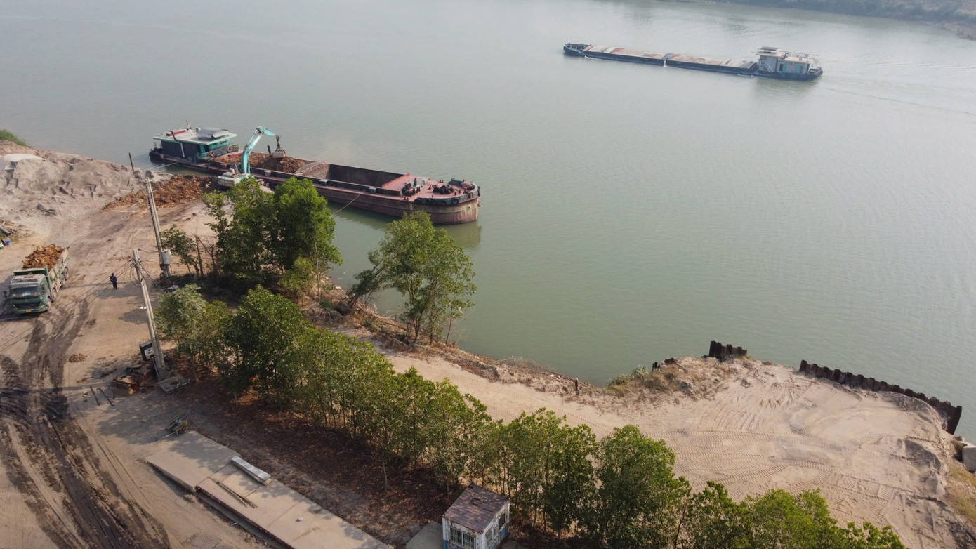 Bãi chứa trung chuyển vật liệu xây dựng khiến người dân bức xúc có tên là Bãi chứa trung chuyển Giang Linh. Có thời điểm, công nhân bãi cát này tổ chức đổ cát lên cả ruộng của bà con nông dân, sau đó xảy ra mâu thuẫn, ảnh hưởng đến an ninh trật tự trong khu vực. Bãi chứa trung chuyển vật liệu xây dựng khiến người dân bức xúc có tên là Bãi chứa trung chuyển Giang Linh. Có thời điểm, công nhân bãi cát này tổ chức đổ cát lên cả ruộng của bà con nông dân, sau đó xảy ra mâu thuẫn, ảnh hưởng đến an ninh trật tự trong khu vực.