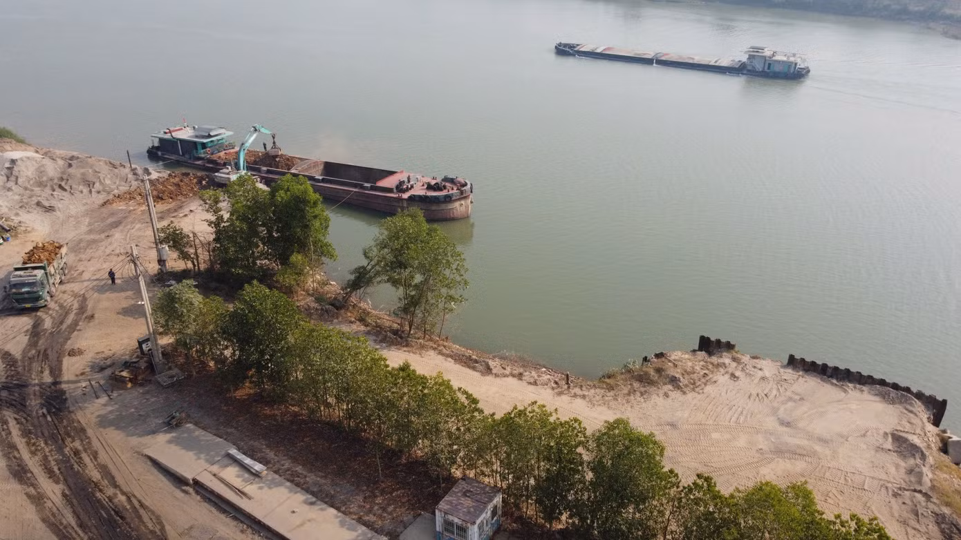 Bãi cát Giang Linh trên địa bàn xã Phù Đổng hoạt động ngày đêm