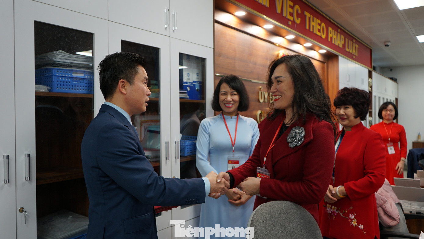 Cũng trong buổi sáng cùng ngày, Chủ tịch UBND quận Đống Đa Lê Tuấn Định đã có mặt kiểm tra công tác đón công dân tại bộ phận một cửa của quận. Đồng thời, Chủ tịch quận động viên, chúc Tết cán bộ một cửa, đồng thời nhấn mạnh bộ phận một cửa là bộ mặt của quận, tất cả người dân nhìn vào quận Đống Đa đều thông qua bộ phận một cửa.