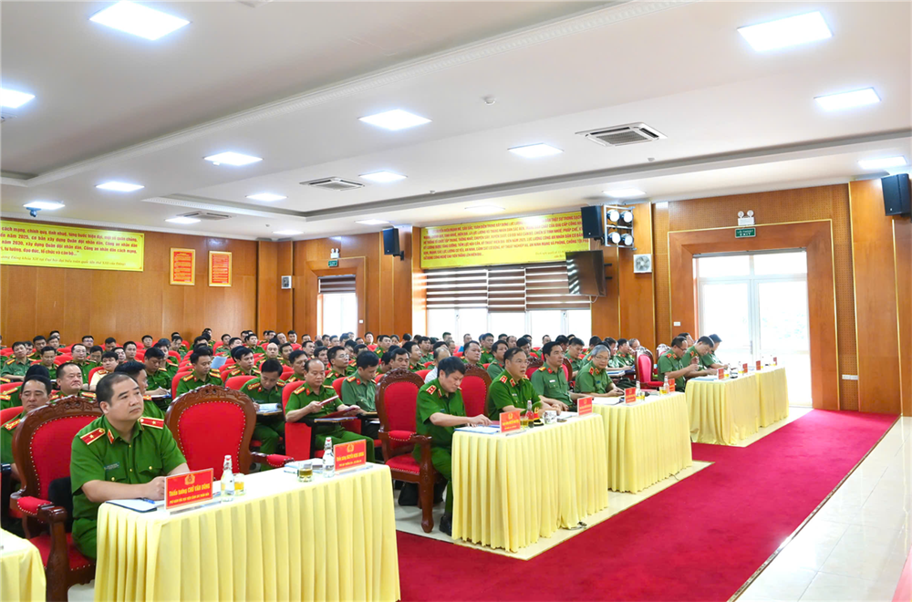 Thứ trưởng Nguyễn Văn Long cùng các đại biểu dự Hội nghị.