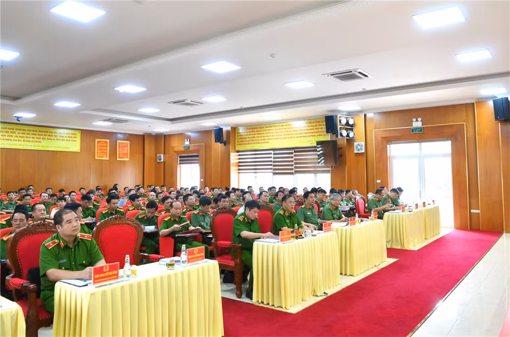 Thứ trưởng Nguyễn Văn Long cùng các đại biểu dự Hội nghị.