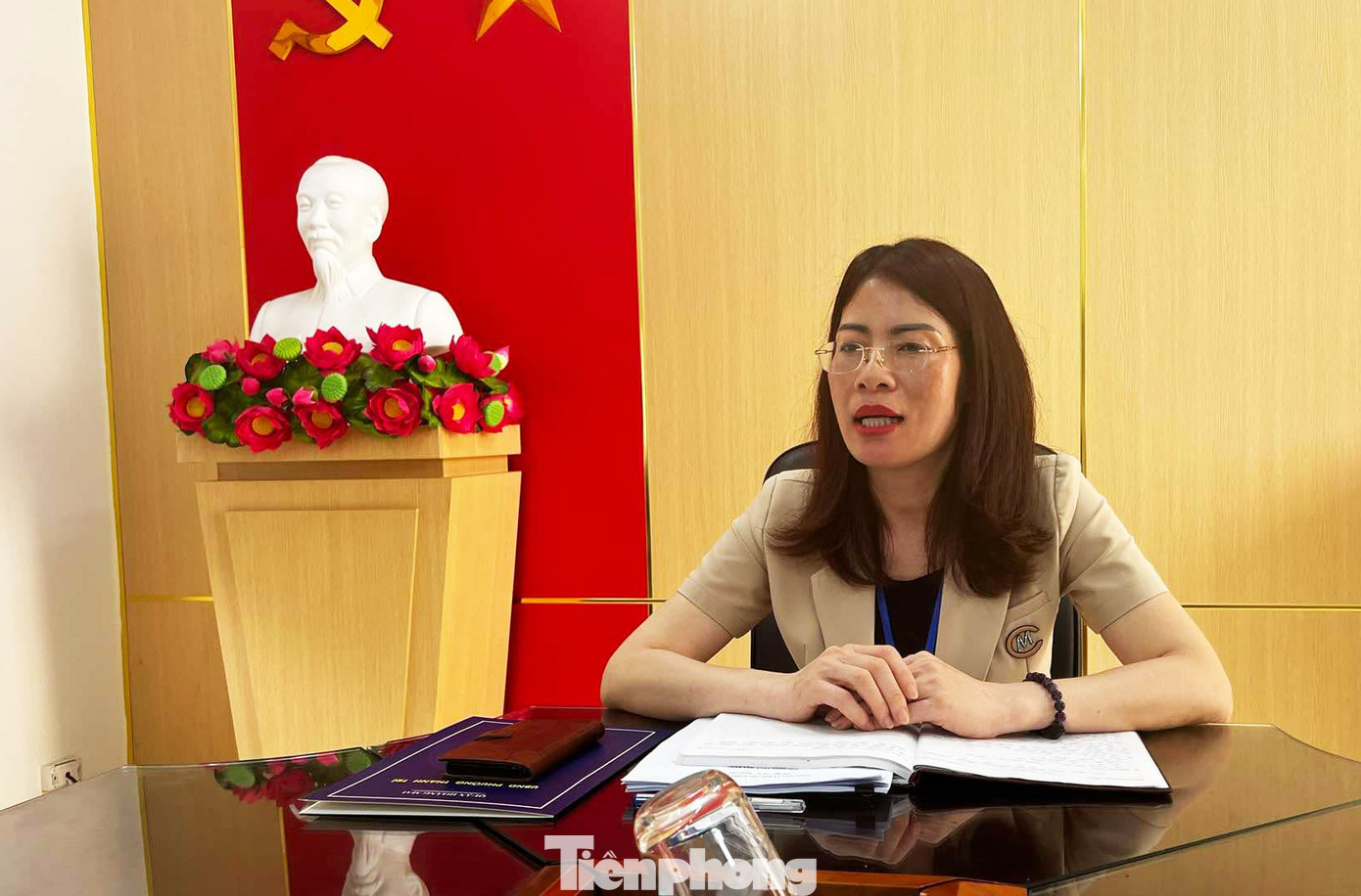 Bà Nguyễn Thị Quỳnh Hoa – Phó Chủ tịch phụ trách UBND phường Thanh Trì trao đổi thông tin với PV Tiền Phong Bà Nguyễn Thị Quỳnh Hoa – Phó Chủ tịch phụ trách UBND phường Thanh Trì trao đổi thông tin với PV Tiền Phong