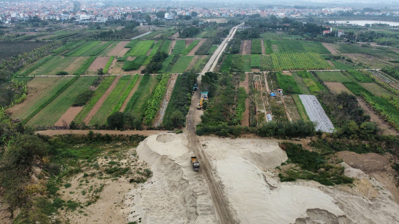 Bãi chứa trung chuyển Tất Thắng hoạt động ngay sát ruộng của người dân đang canh tác. Như vậy, chỉ vài trăm mét bờ sông Đuống đoạn đi qua xã Phù Đổng, huyện Gia Lâm có đến 3 bãi tập kết vật liệu xây dựng trái phép, đó là các bãi: Bãi Giang Linh, bãi của ông Khổng Trường Giang và bãi Tất Thắng. Bãi chứa trung chuyển Tất Thắng hoạt động ngay sát ruộng của người dân đang canh tác. Như vậy, chỉ vài trăm mét bờ sông Đuống đoạn đi qua xã Phù Đổng, huyện Gia Lâm có đến 3 bãi tập kết vật liệu xây dựng trái phép, đó là các bãi: Bãi Giang Linh, bãi của ông Khổng Trường Giang và bãi Tất Thắng.