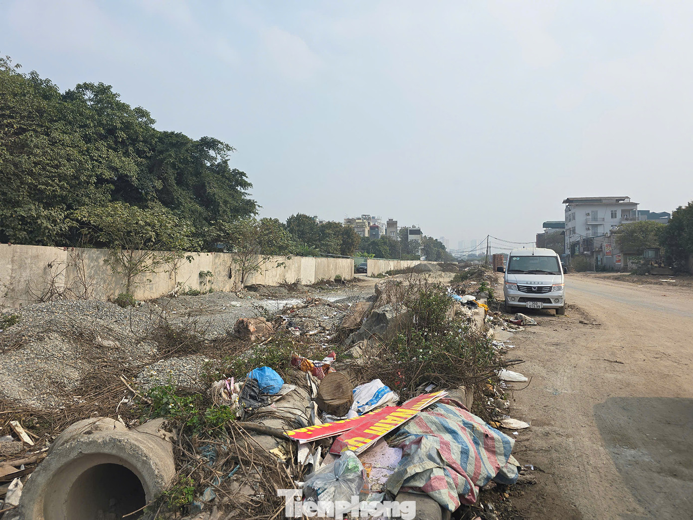 Dự án dở dang trở thành bãi tập kết rác thải.
