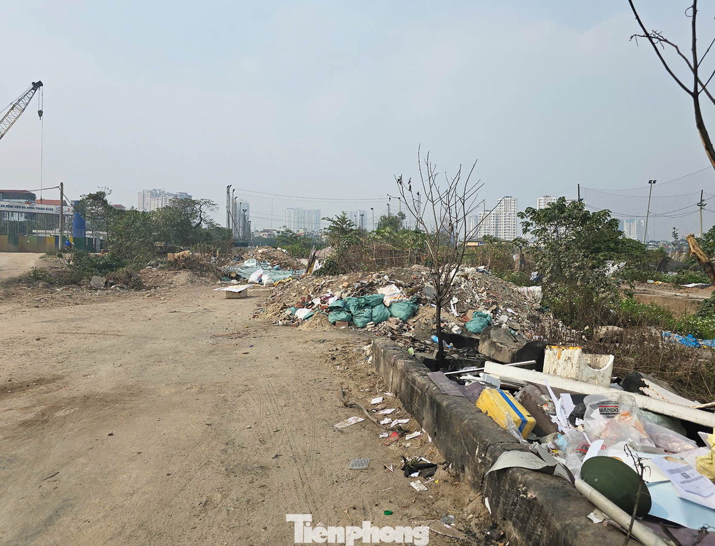 Thông tin tới báo Tiền Phong, liên danh nhà đầu tư cho biết, dự án xây dựng đường vành đai 2,5 đoạn Đầm Hồng đến Quốc lộ 1A chậm tiến độ nhiều năm do vướng mắc GPMB, không phải do lỗi của nhà đầu tư. Hợp đồng BT đã hết thời hạn từ 30/6/2018 UBND TP Hà Nội đã chấp thuận về nguyên tắc gia hạn thời gian thực hiện hợp đồng BT. Tuy nhiên hợp đồng vẫn chưa được gia hạn theo quy định. Do đó, kể từ năm 2020 đến nay, liên danh nhà đầu tư phải tạm dừng thi công do đã hết thời gian thực hiện hợp đồng BT. Điều này đã làm phát sinh thêm chi phí quản lý dự án, chi phí lãi vay... không được thanh toán gây thiệt hại cho nhà đầu tư.