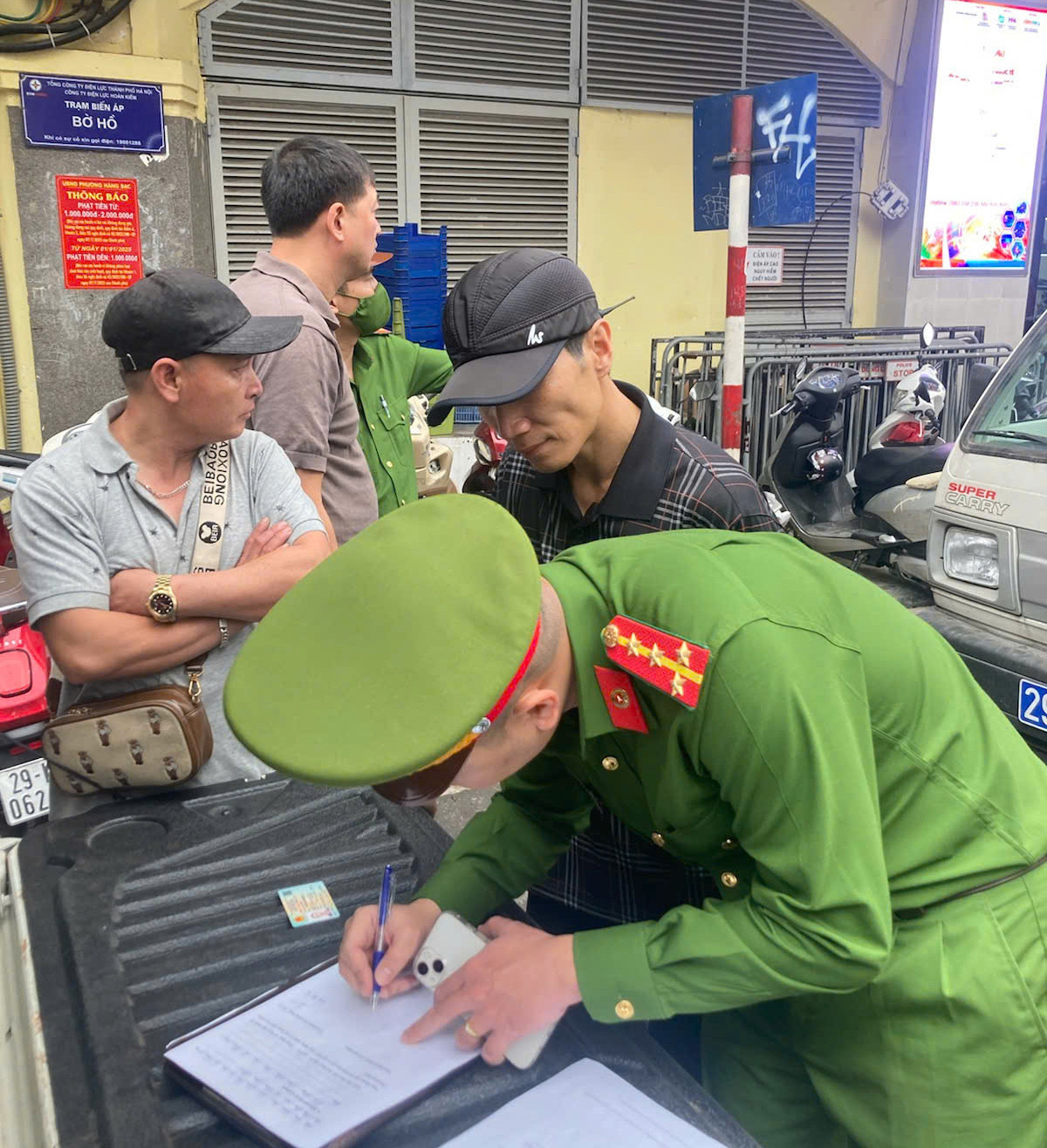 Công an phường lập biên bản bãi xe "chặt chém" 40.000 đồng/xe máy