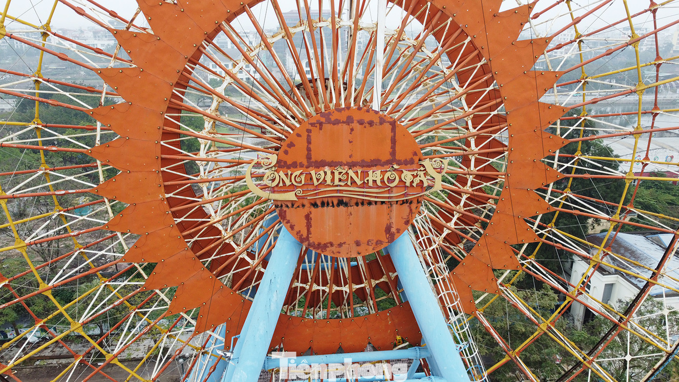 Điểm nhấn của công viên Mặt trời mới là vòng đu quay khổng lồ có chiều cao khoảng 50m, bán kính 10m. Tuy nhiên, sau hơn chục năm sử dụng, vòng đu quay đã không thể tiếp tục sử dụng. Điểm nhấn của công viên Mặt trời mới là vòng đu quay khổng lồ có chiều cao khoảng 50m, bán kính 10m. Tuy nhiên, sau hơn chục năm sử dụng, vòng đu quay đã không thể tiếp tục sử dụng.