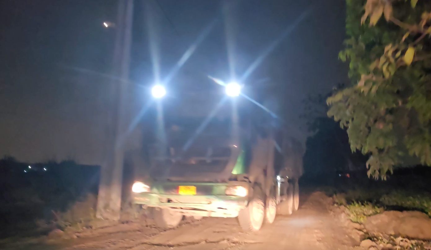 Xe tải rầm rập chở cát trong đêm Xe tải rầm rập chở cát trong đêm