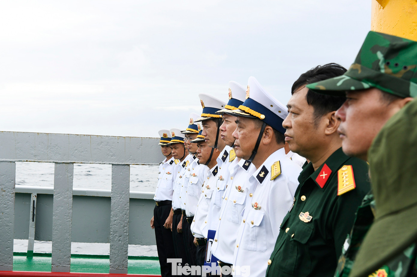 Các nhà giàn có tên gọi DK1 (Trạm Dịch vụ kinh tế - khoa học kỹ thuật) trở thành những cột mốc khẳng định chủ quyền Tổ quốc trên Biển Đông. Trong quá trình xây dựng, đóng giữ trên vùng biển đầy bão tố, sóng to, gió lớn này, một số cán bộ, chiến sĩ Vùng 2 Hải quân đã hy sinh trong khi làm nhiệm vụ...