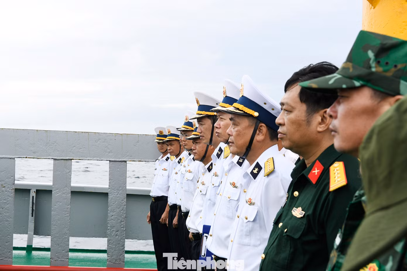 Các nhà giàn có tên gọi DK1 (Trạm Dịch vụ kinh tế - khoa học kỹ thuật) trở thành những cột mốc khẳng định chủ quyền Tổ quốc trên Biển Đông. Trong quá trình xây dựng, đóng giữ trên vùng biển đầy bão tố, sóng to, gió lớn này, một số cán bộ, chiến sĩ Vùng 2 Hải quân đã hy sinh trong khi làm nhiệm vụ...