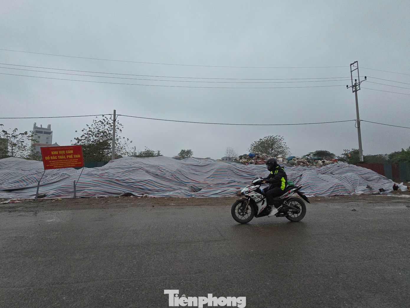 Ghi nhận của PV Tiền Phong ngày 17/2 tại xã La Phù, huyện Hoài Đức, bánh kẹo, đồ ăn nhanh bị vứt bỏ vẫn la liệt trên đường trục chính của xã La Phù. "Núi" rác bánh kẹo vẫn cao quá đầu người, gây ô nhiễm nghiêm trọng đến cuộc sống của người dân.