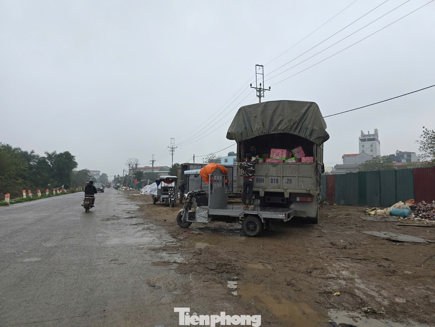 Bãi rác nằm ngay trên trục đường chính, nhiều xe qua lại. Đây cũng là điểm bốc dỡ hàng hóa của Khu công nghiệp La Phù