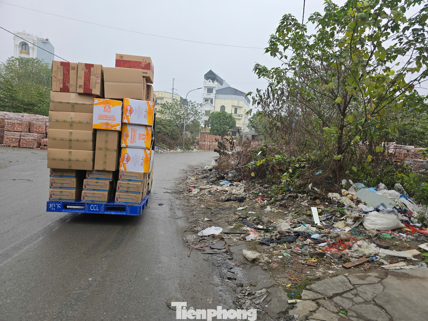 Nhiều tuyến đường xuất hiện tình trạng đốt rác thải vào ban đêm