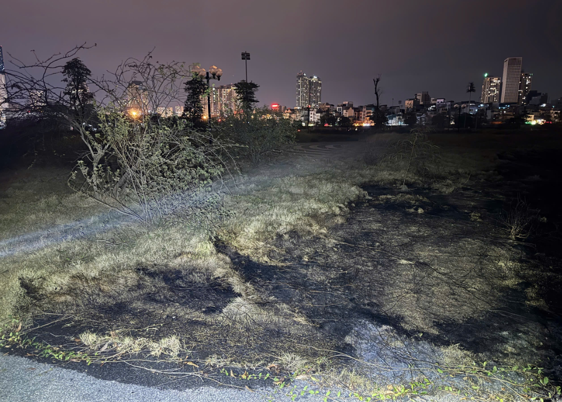 Khu vực bãi cỏ bị cháy do drone rơi. Ảnh: BTC Khu vực bãi cỏ bị cháy do drone rơi. Ảnh: BTC