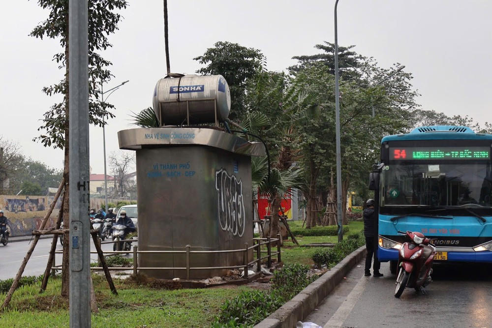 Nhiều nhà vệ sinh công cộng bằng thép trên địa bàn thành phố Hà Nội đã cũ nát, xuống cấp nghiêm trọng Nhiều nhà vệ sinh công cộng bằng thép trên địa bàn thành phố Hà Nội đã cũ nát, xuống cấp nghiêm trọng