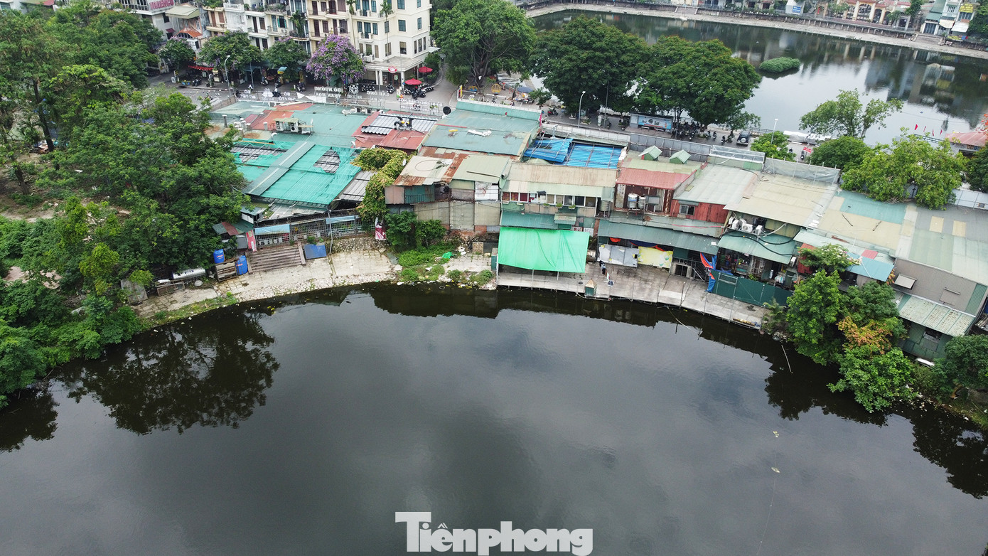 Cảnh nhếch nhác, lấn chiếm đường dạo quanh hồ của khu vực đất nông nghiệp sắp bị giải tỏa