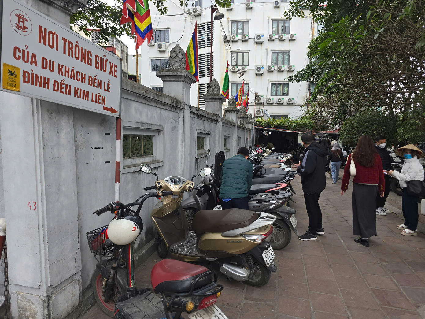 Tại di tích quốc gia đặc biệt Thăng Long Tứ Trấn - đền Kim Liên (quận Đống Đa), cơ quan chức năng tổ chức 2 điểm trông giữ xe máy. Mỗi xe vào đều có vé, thu tiền mặt với mức giá 5.000 đồng/xe. Giá vé này cũng đã được niêm yết trên bảng thông báo công khai khi xe vào gửi. Tuy nhiên, một số điểm di tích, đền chùa vẫn còn tình trạng trông xe quá giá, như tại đền Quán Thánh, giá trông giữ ô tô 100.000 đồng. Tại phố Hàng Buồm (gần di tích Đền Bạch Mã), một số điểm trông xe tự phát thu đến 20.000 đồng/xe máy...