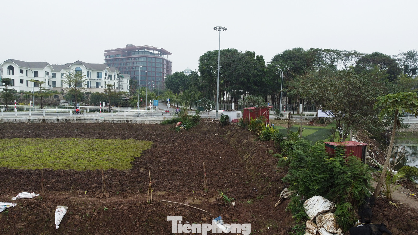 Với phương án lâu dài, UBND TP Hà Nội giao Sở Xây dựng chủ trì, phối hợp với UBND quận Tây Hồ rà soát các quy hoạch có liên quan, đề xuất phương án bổ cập nước từ sông Hồng vào sông Tô Lịch theo trục đường Võ Chí Công, có kết nối với việc bổ cập nước giai đoạn trước mắt đã triển khai, bảo đảm vừa bổ cập nước sông Tô Lịch, vừa điều tiết mực nước hồ Tây ổn định. Với phương án lâu dài, UBND TP Hà Nội giao Sở Xây dựng chủ trì, phối hợp với UBND quận Tây Hồ rà soát các quy hoạch có liên quan, đề xuất phương án bổ cập nước từ sông Hồng vào sông Tô Lịch theo trục đường Võ Chí Công, có kết nối với việc bổ cập nước giai đoạn trước mắt đã triển khai, bảo đảm vừa bổ cập nước sông Tô Lịch, vừa điều tiết mực nước hồ Tây ổn định.