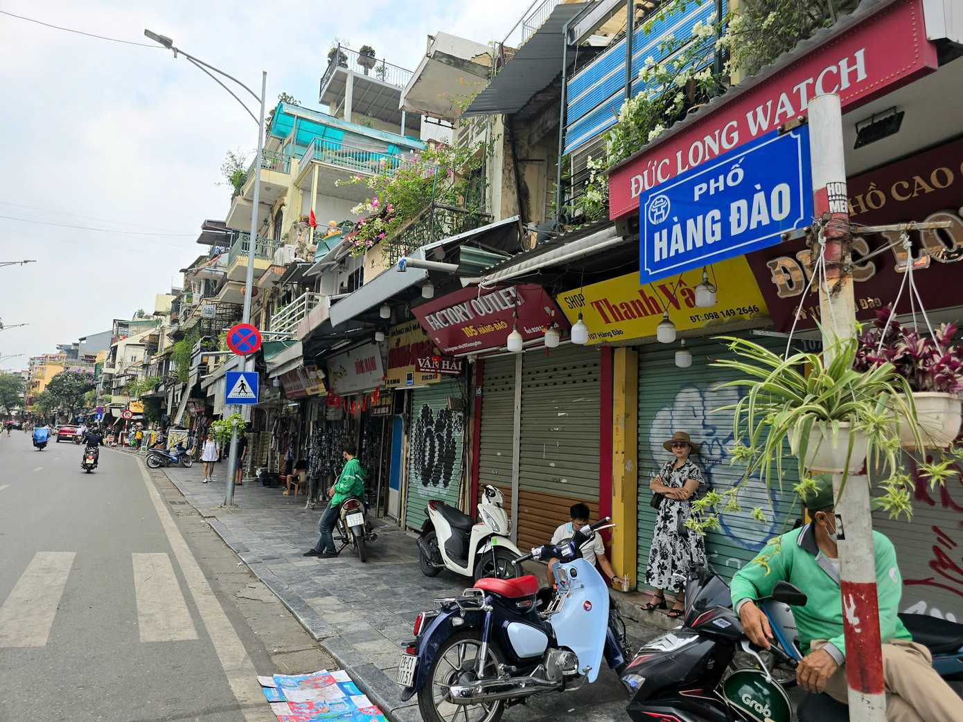 Cảnh kinh doanh vắng lặng trên tuyến phố Hàng Đào ngày 7/6.