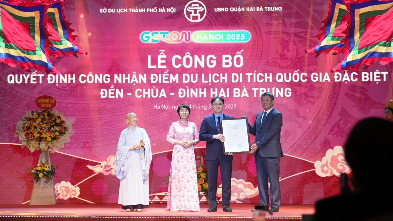 Lãnh đạo Hà Nội trao quyết định công nhận điểm du lịch Cụm di tích Quốc gia đặc biệt Đền, Chùa, Đình Hai Bà Trưng cho Chủ tịch UBND quận Hai Bà Trưng Nguyễn. Lãnh đạo Hà Nội trao quyết định công nhận điểm du lịch Cụm di tích Quốc gia đặc biệt Đền, Chùa, Đình Hai Bà Trưng cho Chủ tịch UBND quận Hai Bà Trưng Nguyễn.