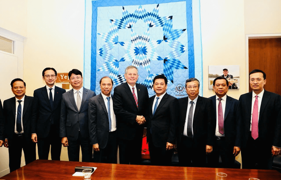 Bộ trưởng Bộ Công Thương Nguyễn Hồng Diên làm việc với Thượng nghị sĩ Steve Daines.