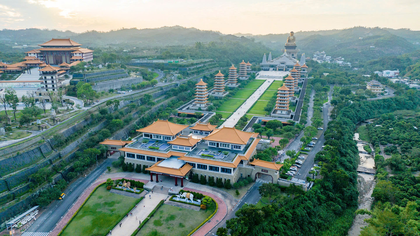 Phật Quang Sơn không chỉ là trung tâm văn hóa Phật giáo mà còn là bảo tàng nổi tiếng, lưu trữ xá lợi răng của Đức Phật và thu hút hàng triệu du khách mỗi năm đến đây chiêm bái. Quần thể có quy mô khoảng 100 ha, bảo tàng được Đại sư Tinh Vân khởi công xây dựng từ năm 2001 và hoàn thành vào năm 2011.