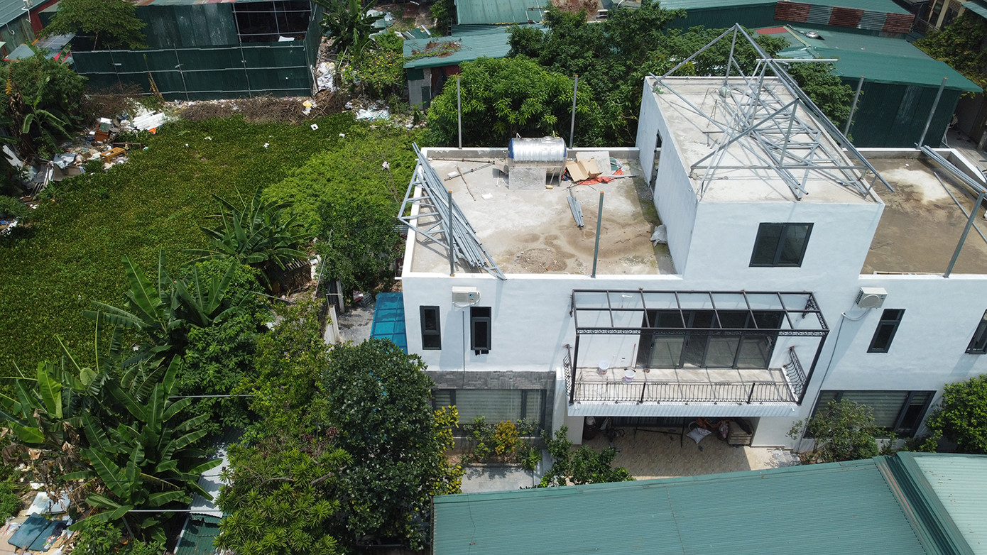 Thậm chí còn xuất hiện nhà kiên cố đang hoàn thiện. Trong khi năm 2022, vị trí này vẫn là bãi đất trống Thậm chí còn xuất hiện nhà kiên cố đang hoàn thiện. Trong khi năm 2022, vị trí này vẫn là bãi đất trống