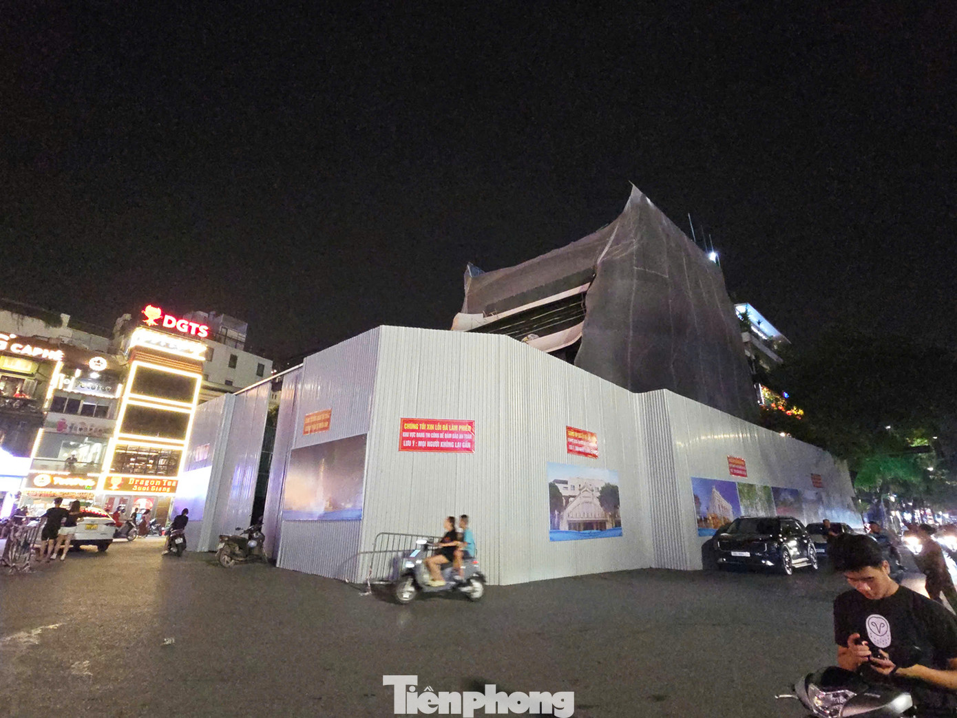 Phân kì 1, gồm 5 nội dung: Hạ giải tòa nhà Trung tâm thương mại số 1-3-5 Đinh Tiên Hoàng; Di chuyển trạm biến áp hiện có bên trong tầng 1 công trình số 1-3-5 Đinh Tiên Hoàng của Điện lực Hoàn Kiếm tại mặt phố Cầu Gỗ; Chỉnh trang tòa nhà Hapro (số 7-9 Đinh Tiên Hoàng). Chỉnh trang mái che, mái vẩy, biển hiệu, mặt đứng các công trình xung quanh quảng trường đoạn phố Đinh Tiên Hoàng, đoạn phố Cầu Gỗ, đầu phố Hàng Đào; Chỉnh trang nhà hàng Thủy Tạ...