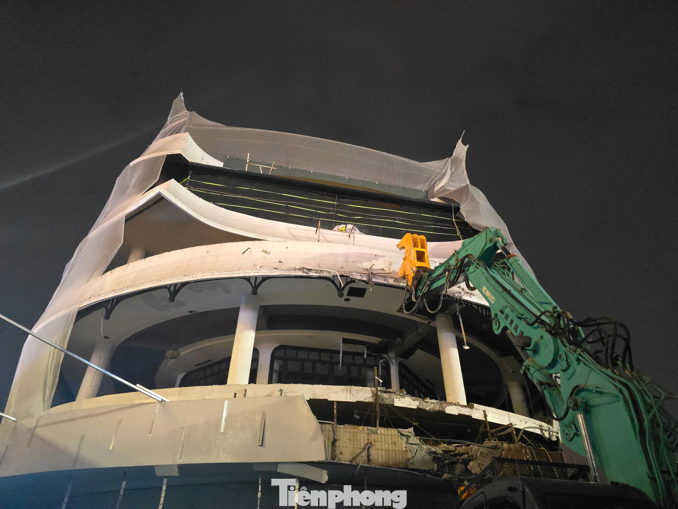 Theo UBND quận Hoàn Kiếm, việc cải tạo, chỉnh trang quảng trường Đông Kinh Nghĩa Thục trong đó có việc hạ giải tòa nhà số 1-3-5 Đinh Tiên Hoàng được triển khai trước. Trong thời gian qua, quận Hoàn Kiếm đã phối hợp các sở, ngành thành phố nghiên cứu lập phương án và báo cáo Thành phố phê duyệt chủ trương đầu tư theo 2 phân kì: