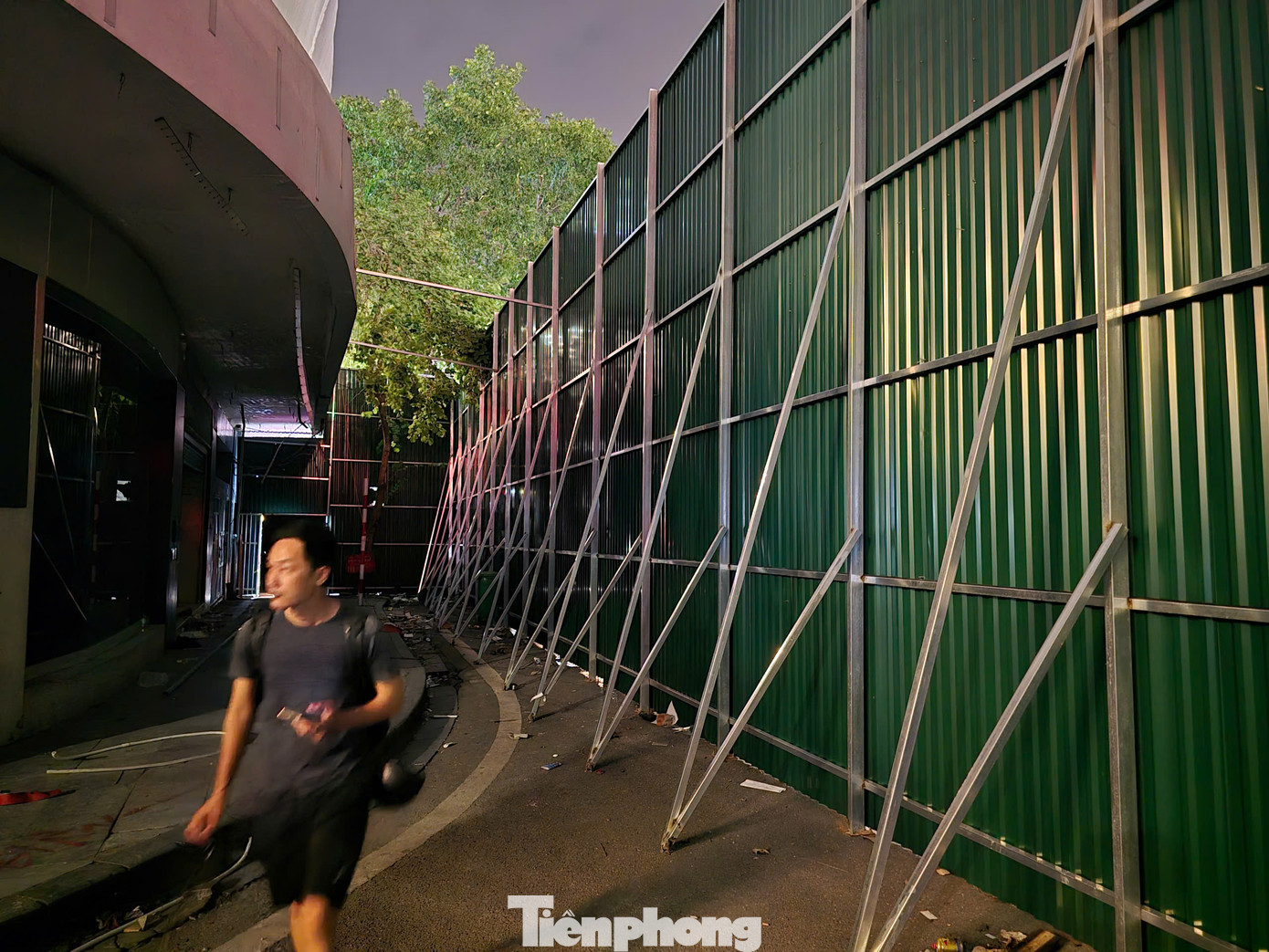 Công tác chuẩn bị máy móc, triển khai phá dỡ được thực hiện từ tối 19/6. Quy trình phá dỡ được thực hiện nghiêm ngặt, đảm bảo an toàn tuyệt đối.