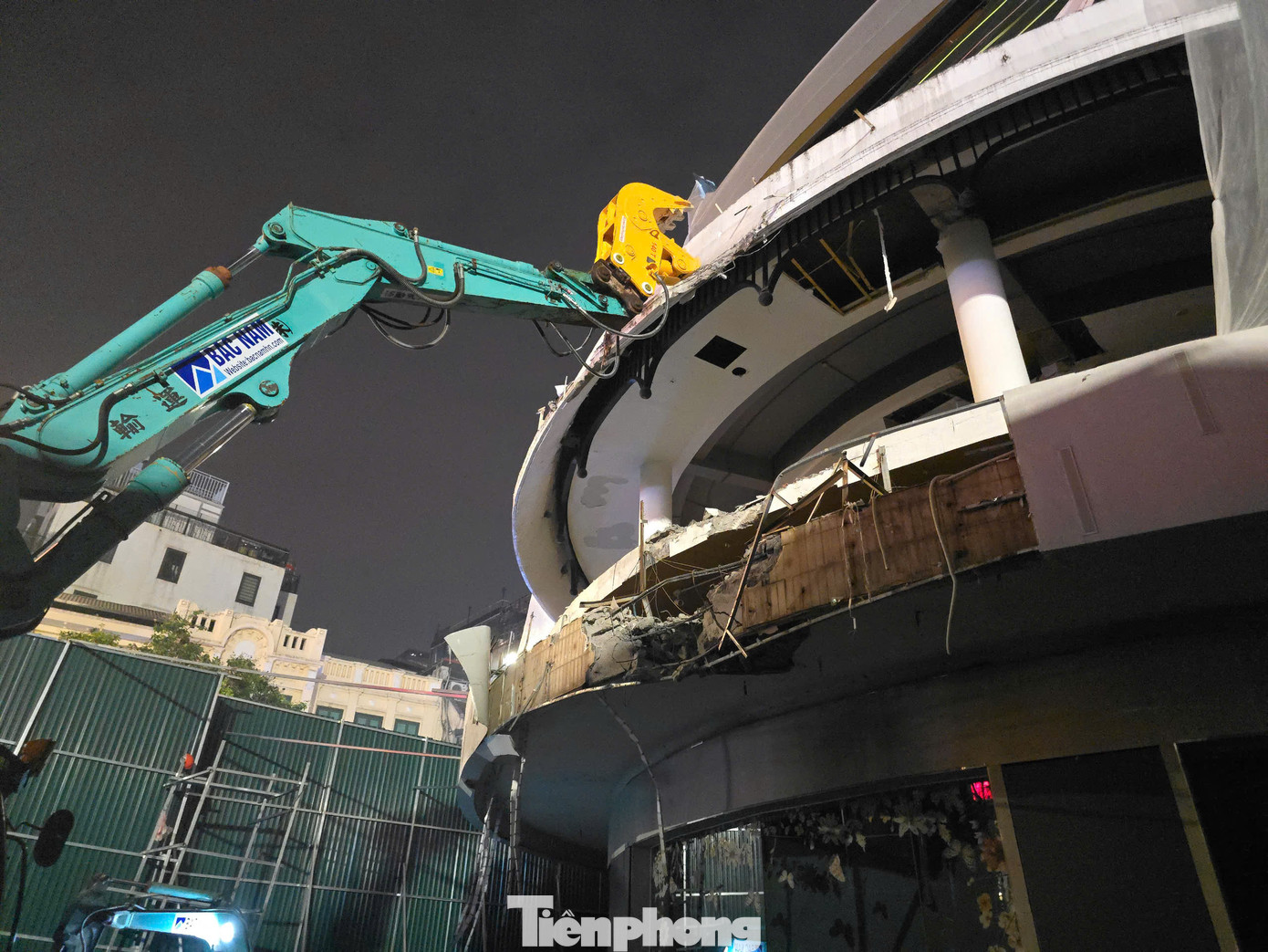 Thông tin từ UBND quận Hoàn Kiếm cho biết, quận đã thực hiện các quy trình đấu thầu và lựa chọn được nhà thầu hạ giải tòa nhà Hàm cá mập.