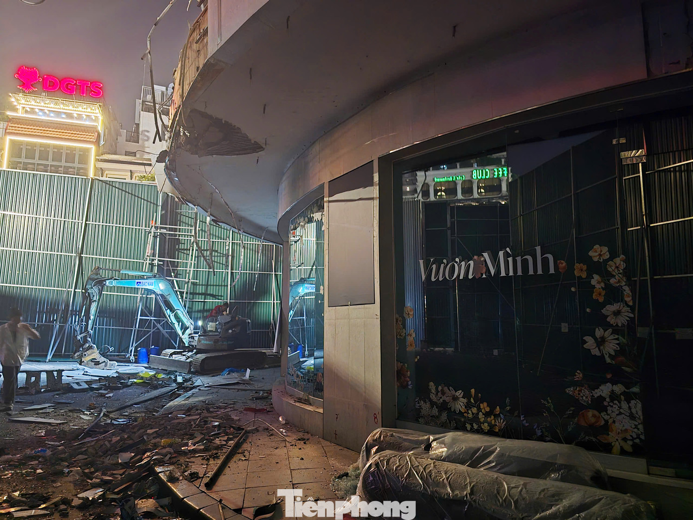 "Quy trình phá dỡ vừa đảm bảo an toàn cả cho các nhà dân giáp ranh, vừa đảm bảo vệ sinh môi trường cho khu vực quảng trường Đông Kinh Nghĩa Thục", quận Hoàn Kiếm thông tin.