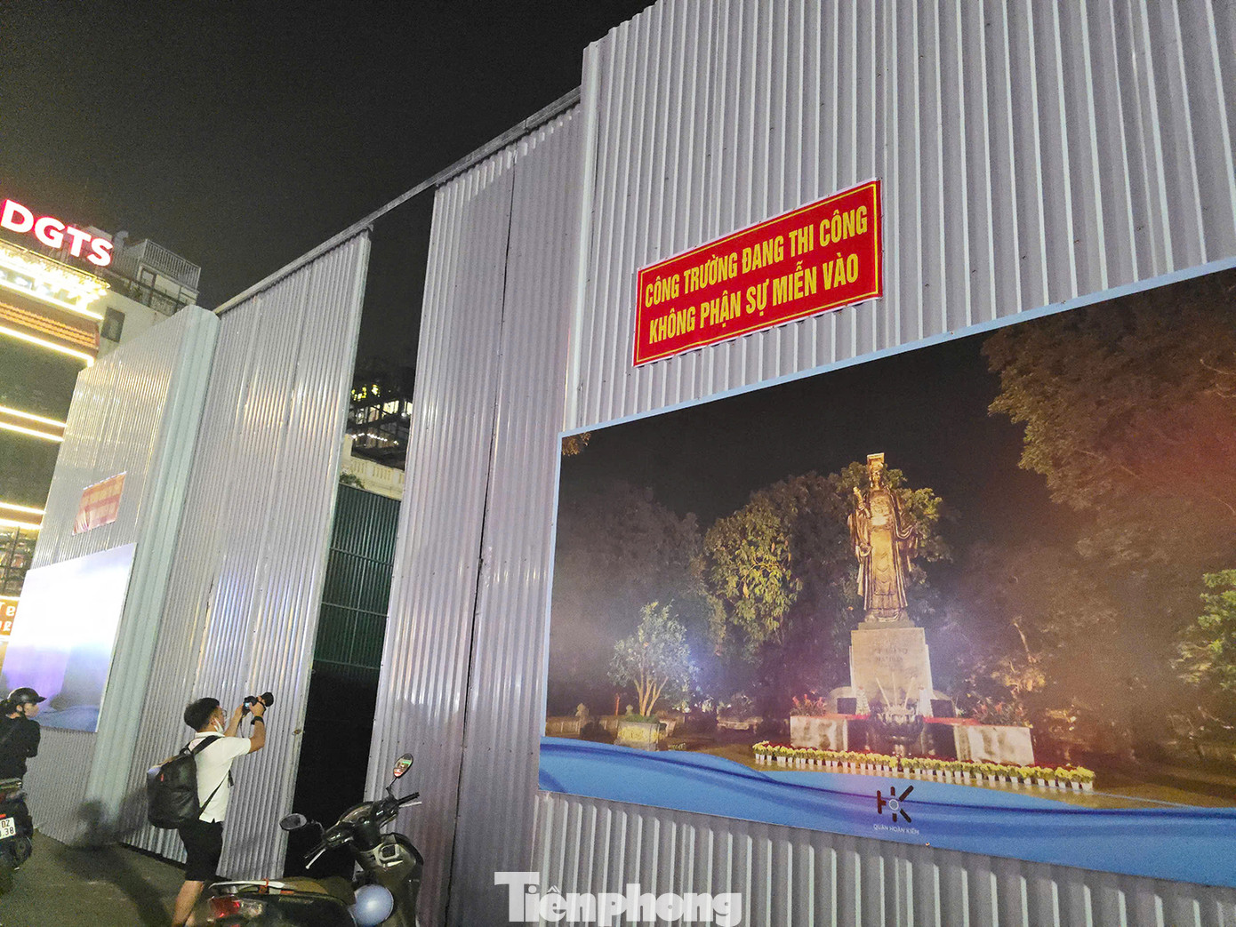 Trước đó ngày 25/5, UBND quận Hoàn Kiếm đã dựng hàng rào chắn cao 6m quanh tòa nhà Hàm cá mập để đảm bảo an toàn cho người lưu thông trong quá trình hạ giải công trình.