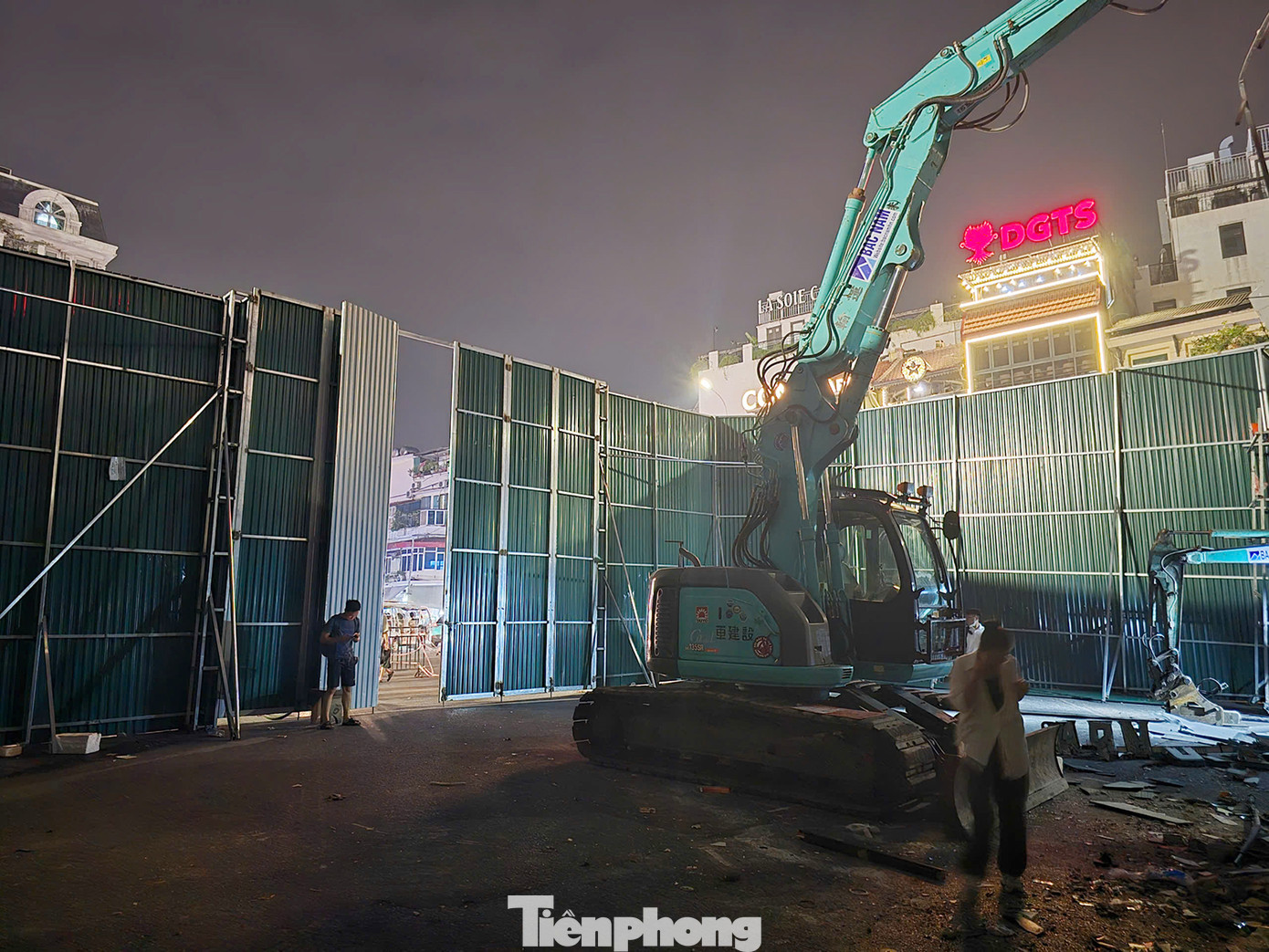 Phân kì 2, gồm: Nghiên cứu giải pháp phát triển không gian ngầm quảng trường; tiếp tục chỉnh trang hết lớp nhà thứ nhất mặt phố xung quanh quảng trường; cải tạo tổng thể hạ tầng kỹ thuật để tương xứng với hoạt động của hồ Hoàn Kiếm là di tích cấp Quốc gia đặc biệt; bổ sung các trang thiết bị đô thị phù hợp với các chức năng hoạt động của khu vực.