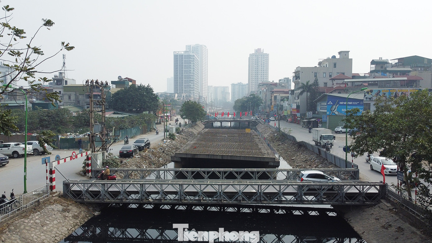 Được biết, theo hợp đồng BT, nhà đầu tư tiến hành thực hiện 2,1km đường, đổi lại nhà đầu tư sẽ được giao khu đất rộng khoảng 135,8ha để làm Khu đô thị mới mở rộng phía Bắc và Tây Bắc Đại Kim - Định Công. Thế nhưng dù chưa được giao đất để thực hiện dự án đối ứng thu hồi vốn theo Hợp đồng BT nhưng chủ đầu tư đã bán theo hình thức ký hợp đồng góp vốn từ nhiều năm nay. Đây là lý do hàng chục khách hàng đã phản ánh, thậm chí có đơn tố cáo chủ đầu tư lừa đảo chiếm đoạt tài sản.