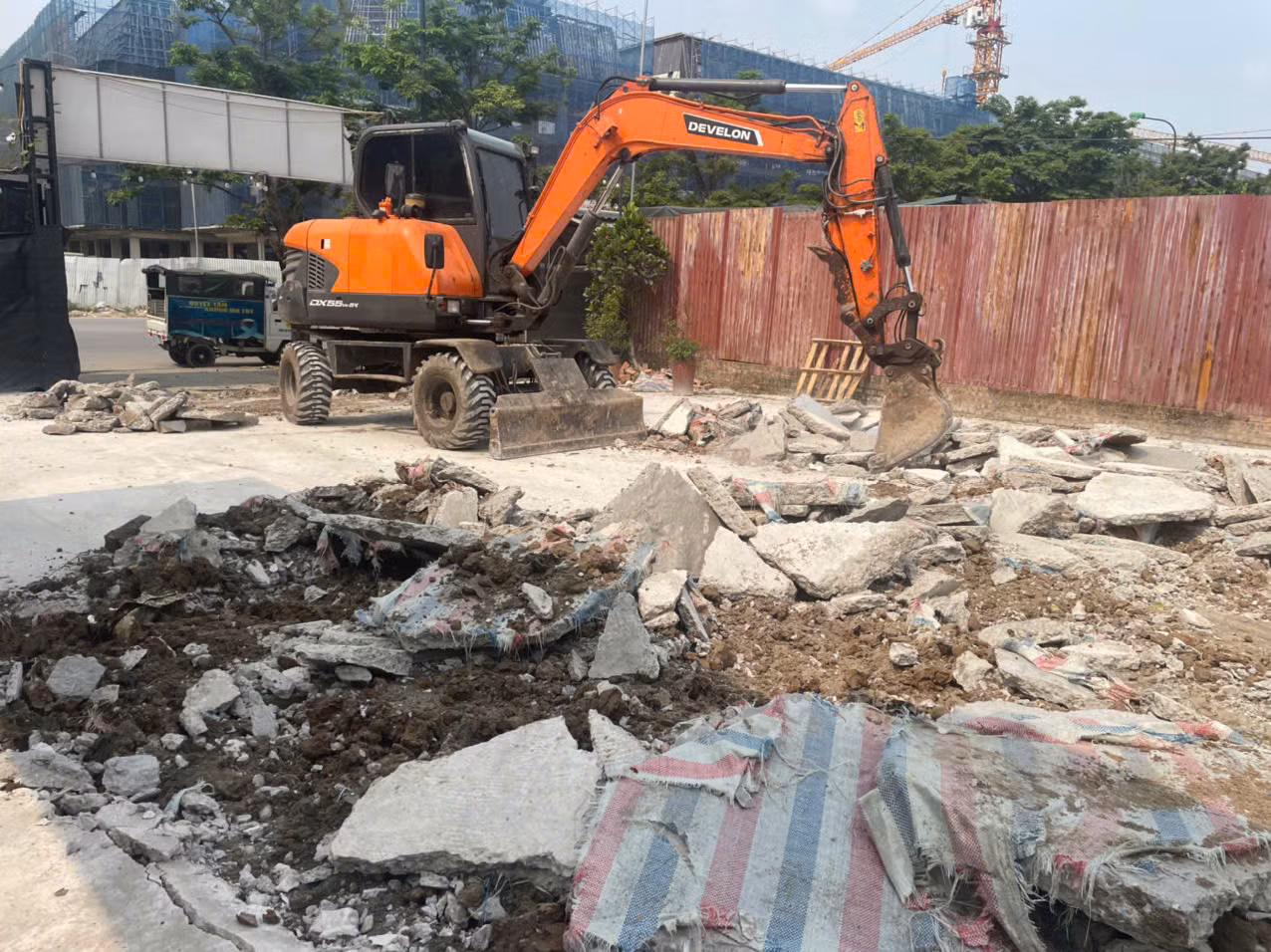 Cơ quan chức năng huy động máy xúc phá dỡ công trình trên đất nông nghiệp