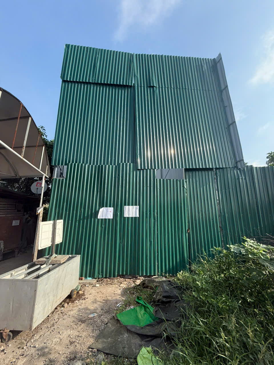 Công trình bịt tôn bên ngoài, xây dựng bê tông cốt thép bên trong bị lực lượng chức năng xử lý. Công trình bịt tôn bên ngoài, xây dựng bê tông cốt thép bên trong bị lực lượng chức năng xử lý.