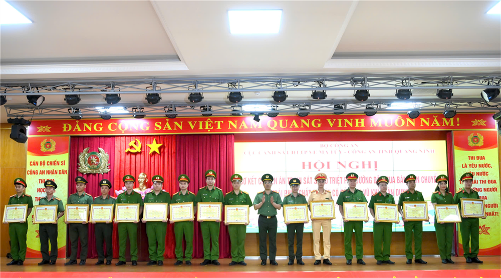 Thừa uỷ quyền của Chủ tịch Uỷ ban nhân dân tỉnh Quảng Ninh, Đại tá Trần Văn Phúc, Giám đốc Công an tỉnh trao Bằng khen của Uỷ ban nhân dân tỉnh tặng các cá nhân thuộc Công an tỉnh đã có thành tích trong đấu tranh chuyên án.