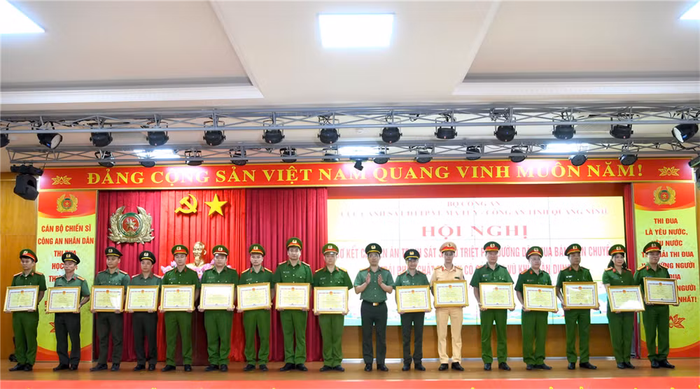 Thừa uỷ quyền của Chủ tịch Uỷ ban nhân dân tỉnh Quảng Ninh, Đại tá Trần Văn Phúc, Giám đốc Công an tỉnh trao Bằng khen của Uỷ ban nhân dân tỉnh tặng các cá nhân thuộc Công an tỉnh đã có thành tích trong đấu tranh chuyên án.