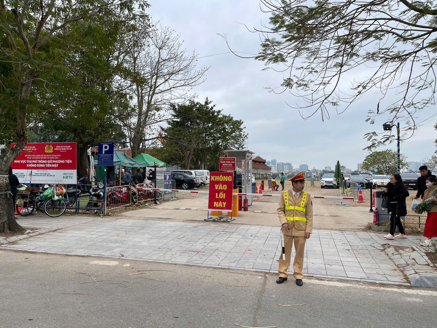 Chủ tịch UBND phường Quảng An Nguyễn Danh Thụ cho biết, riêng trong 2 ngày đầu năm Phủ Tây Hồ đã đón hơn 10 vạn lượt khách. Dù lượng du khách rất đông nhưng do có sự chuẩn bị sẵn sàng, lực lượng công an phường, quận thường xuyên kiểm tra, giám sát...