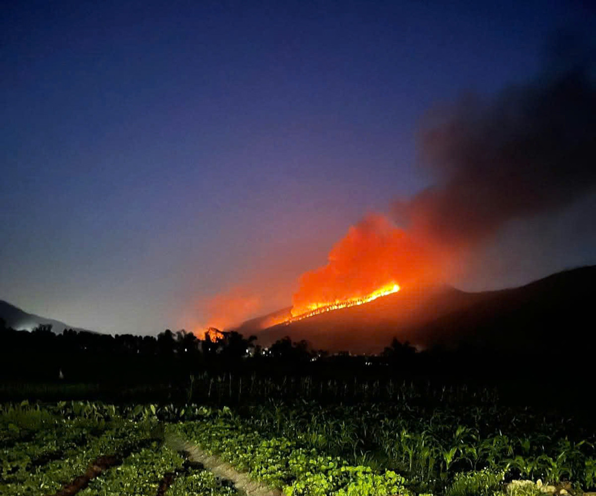 Lửa ngùn ngụt bốc ra từ đám cháy rừng, có thể quan sát từ xa. Ảnh: MXH Lửa ngùn ngụt bốc ra từ đám cháy rừng, có thể quan sát từ xa. Ảnh: MXH