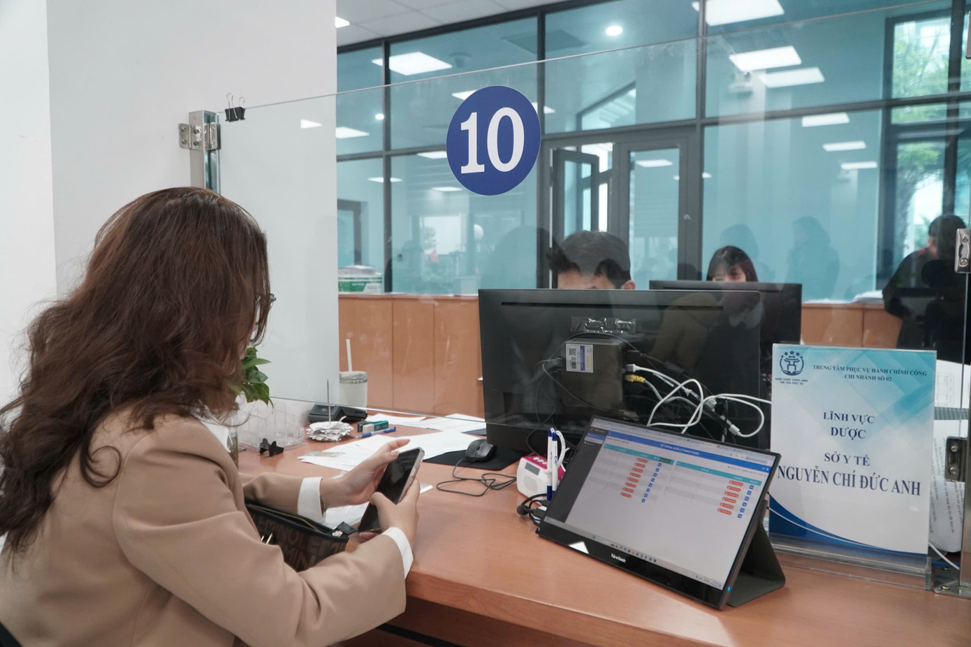 Văn phòng Đăng ký đất đai Hà Nội đã hỗ trợ cán bộ, mở thêm 3 cửa phục vụ người dân làm thủ tục đăng ký đất đai.