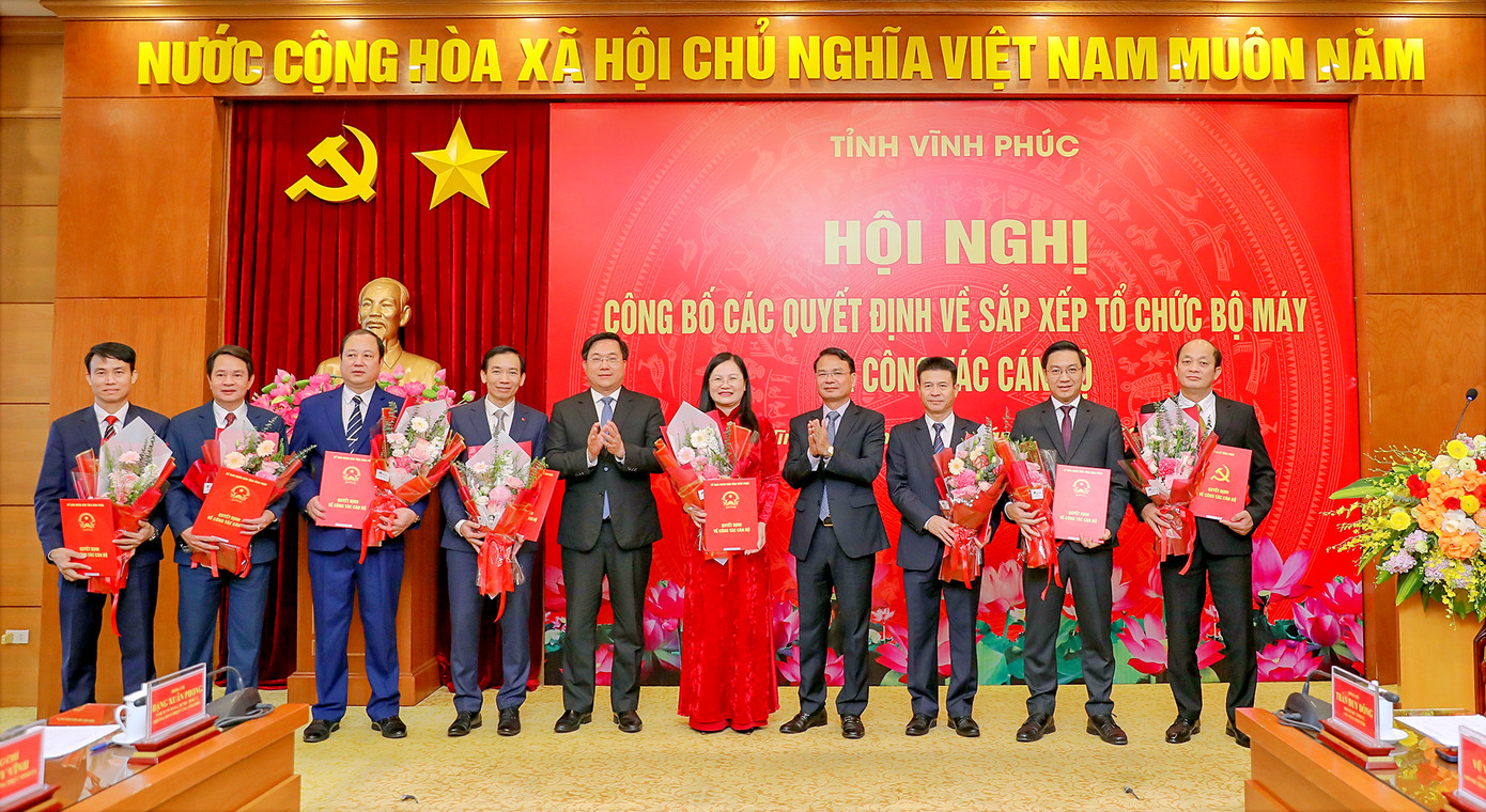 Bí thư Tỉnh ủy Đặng Xuân Phong và Chủ tịch UBND tỉnh Trần Duy Đông trao các quyết định điều động, bổ nhiệm Giám đốc, giao quyền phụ trách các sở, ban, ngành Bí thư Tỉnh ủy Đặng Xuân Phong và Chủ tịch UBND tỉnh Trần Duy Đông trao các quyết định điều động, bổ nhiệm Giám đốc, giao quyền phụ trách các sở, ban, ngành