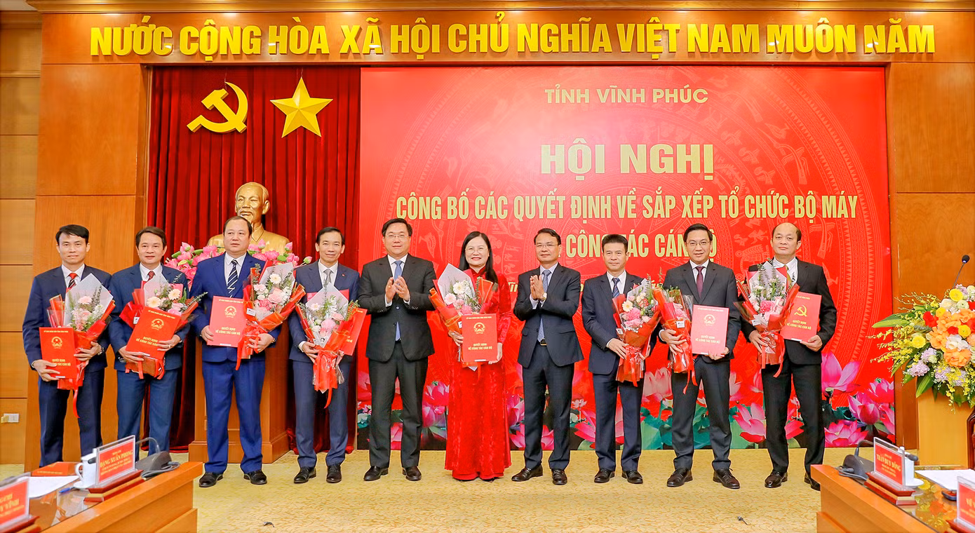 Bí thư Tỉnh ủy Đặng Xuân Phong và Chủ tịch UBND tỉnh Trần Duy Đông trao các quyết định điều động, bổ nhiệm Giám đốc, giao quyền phụ trách các sở, ban, ngành Bí thư Tỉnh ủy Đặng Xuân Phong và Chủ tịch UBND tỉnh Trần Duy Đông trao các quyết định điều động, bổ nhiệm Giám đốc, giao quyền phụ trách các sở, ban, ngành
