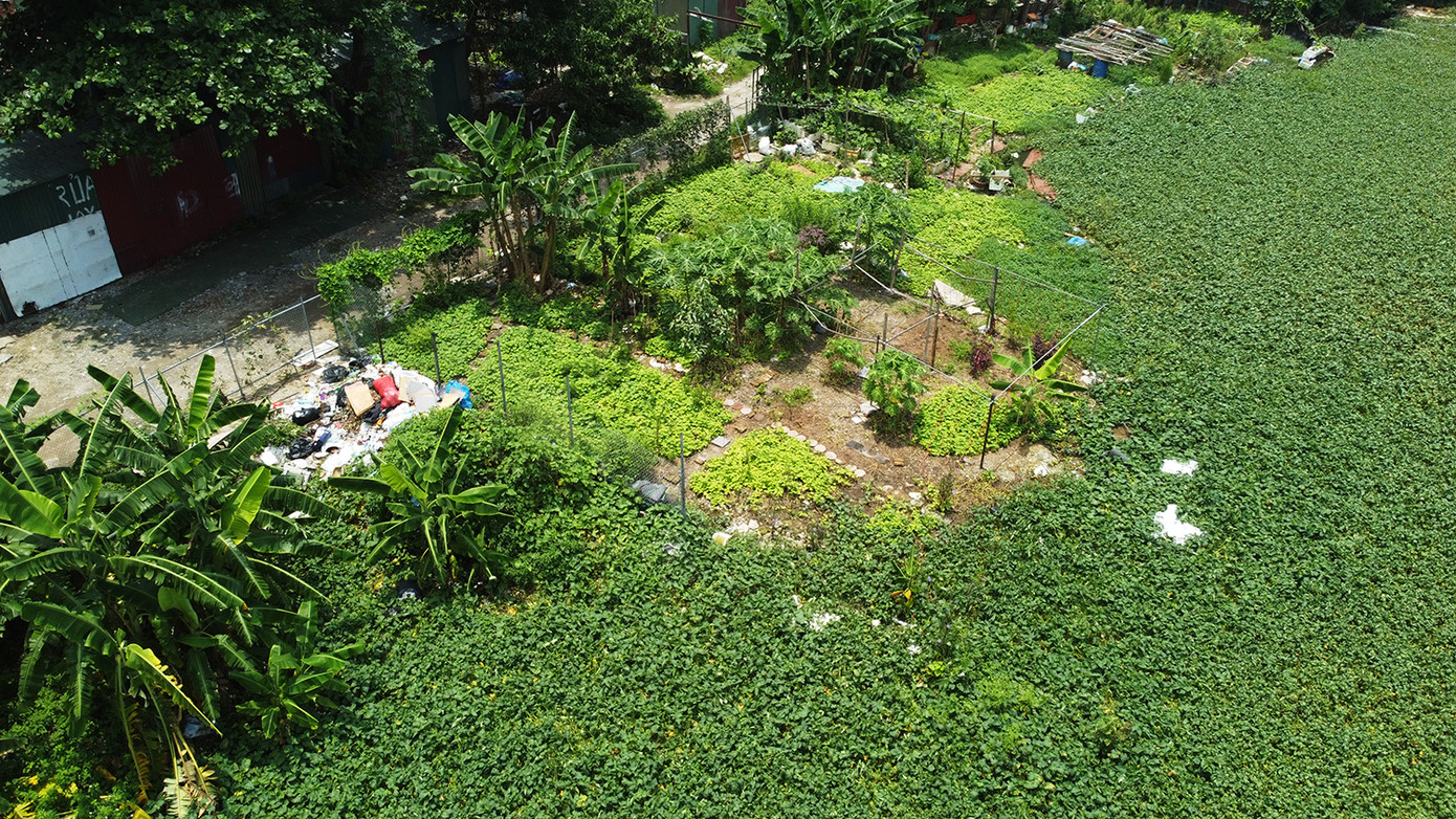 Diện tích mặt hồ Đầm Đỗi bị thu hẹp đáng kể do đổ trạc thải lấn chiếm. Diện tích mặt hồ Đầm Đỗi bị thu hẹp đáng kể do đổ trạc thải lấn chiếm.