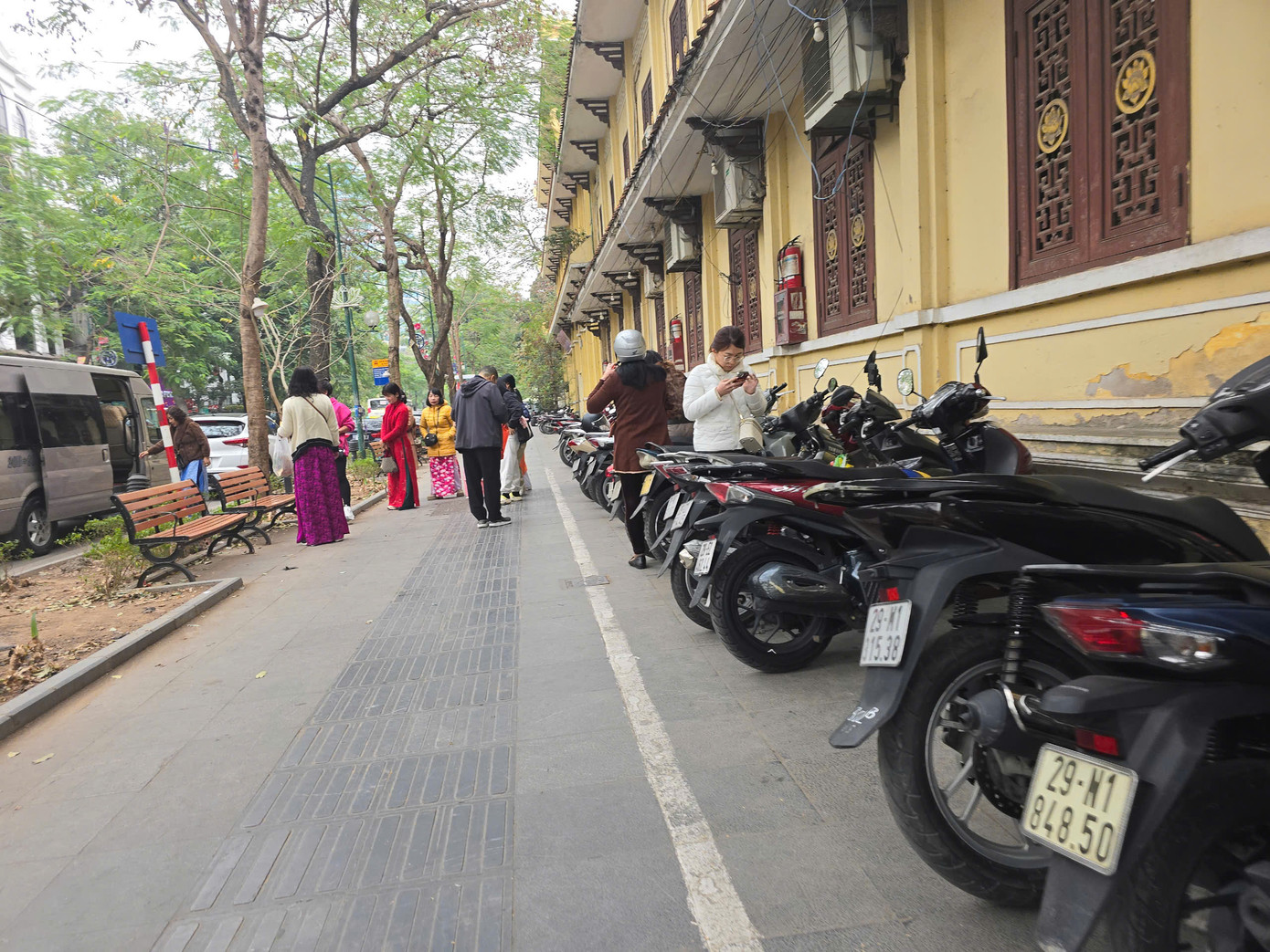 Đại diện Đội Cảnh sát Giao thông, Trật tự (Công an quận Hoàn Kiếm) cho biết, khu vực tượng đài đối diện đền Ngọc Sơn năm nay quận không cấp phép trông giữ xe. Từ trước Tết, Công an quận Hoàn Kiếm đã xây dựng và triển khai phương án đảm bảo trật tự giao thông, trật tự công cộng tại các khu vực đình, đền, chùa trong dịp Tết Nguyên đán và Rằm tháng Giêng. Đơn vị đã tiến hành kiểm tra, xử lý 2 trường hợp trông giữ phương tiện với tổng xử phạt là 37,5 triệu đồng. Trong đó 1 trường hợp trông giữ xe sai phép, một trường hợp không phép.